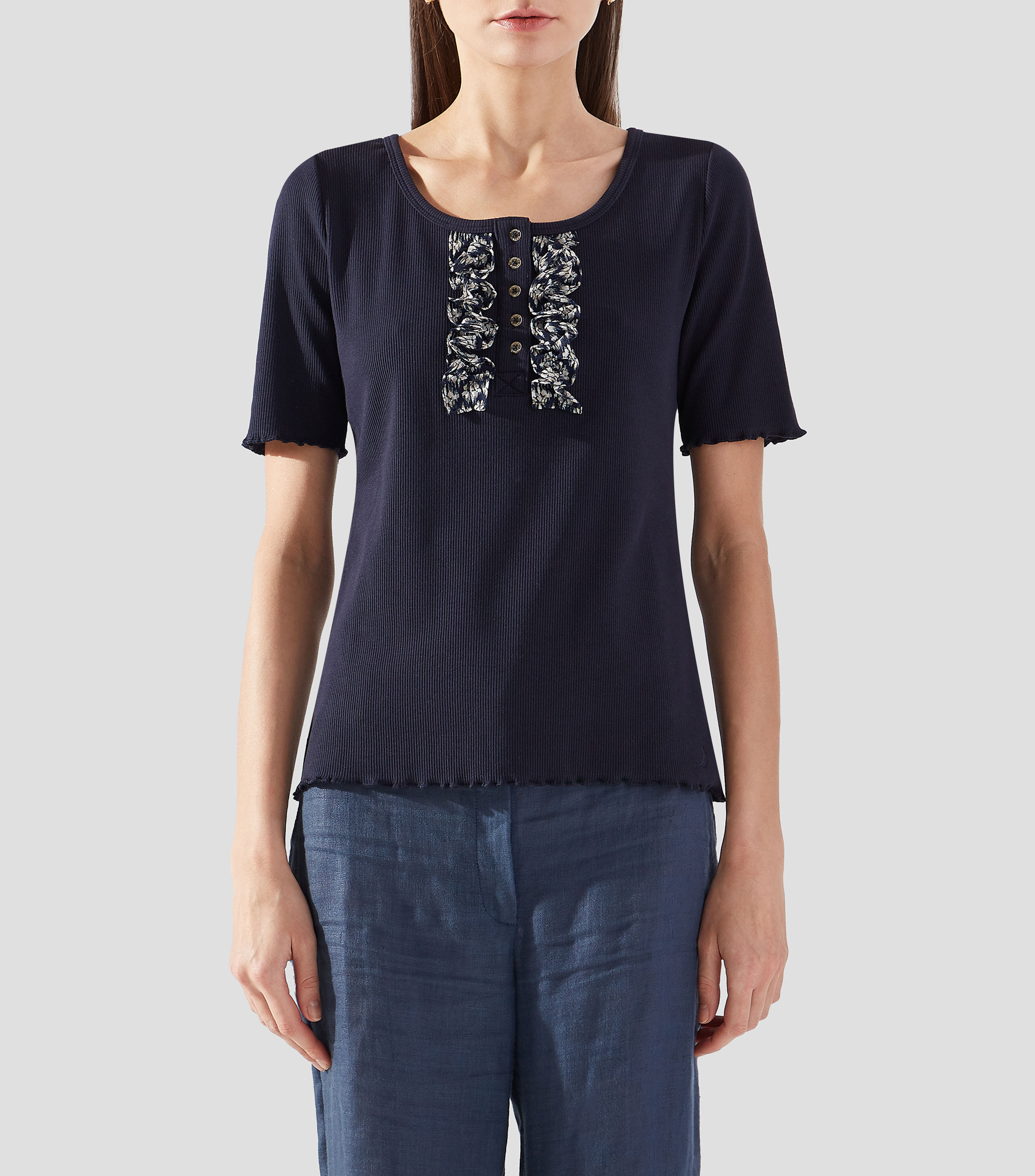 Playera cuello redondo manga corta con volantes Mujer